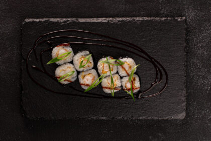 Теплий рол з креветкою в темпурі