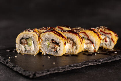 Теплий рол з вугрем в темпурі