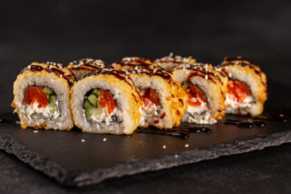 Теплий рол з лососем в темпурі